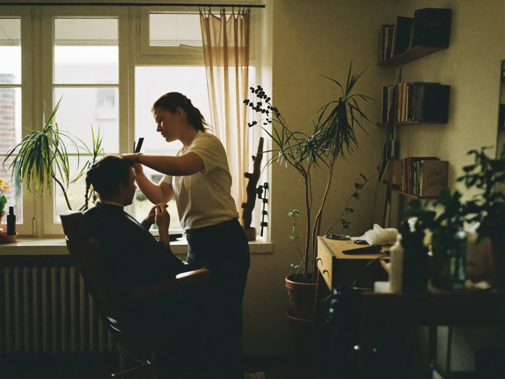 Ondernemer aan het werk in een kleine zaak met warm daglicht